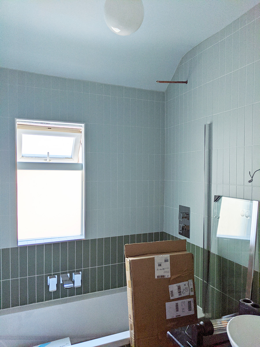 A photo of the bathroom showing the chrome taps and fittings.